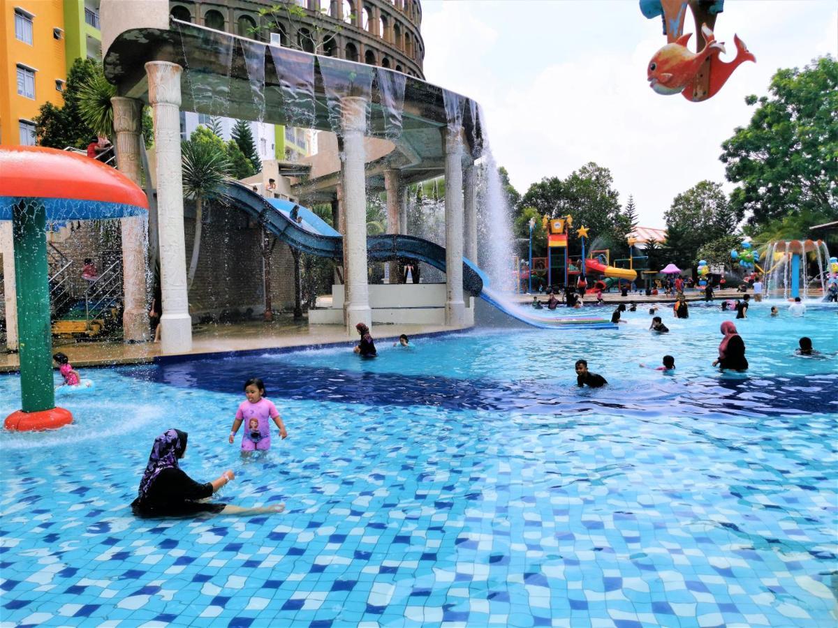 B - Lagoon Water Themepark Suite Melaka Town Exterior photo