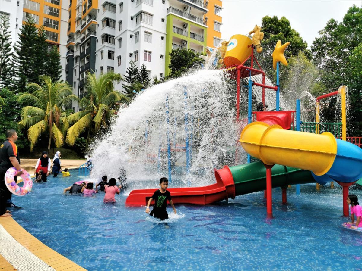 B - Lagoon Water Themepark Suite Melaka Town Exterior photo