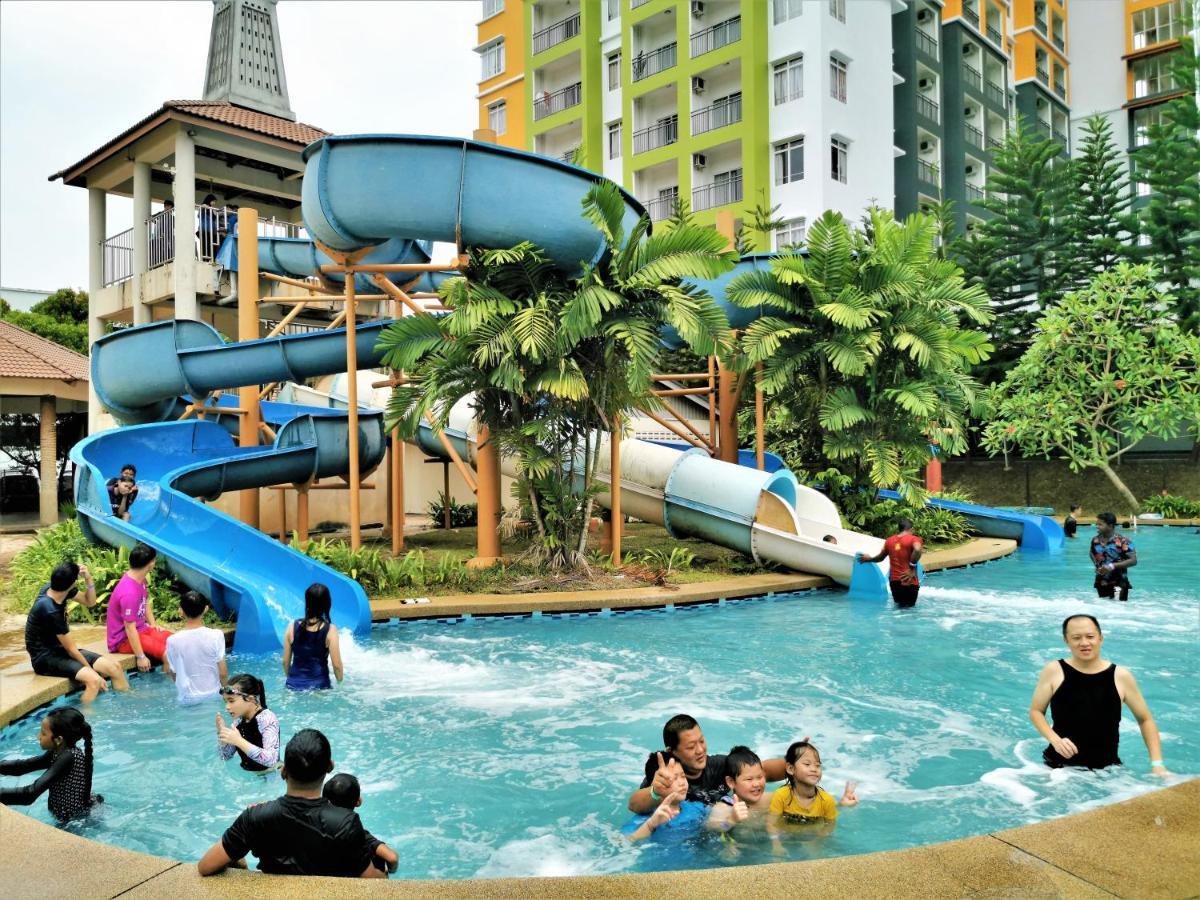 B - Lagoon Water Themepark Suite Melaka Town Exterior photo