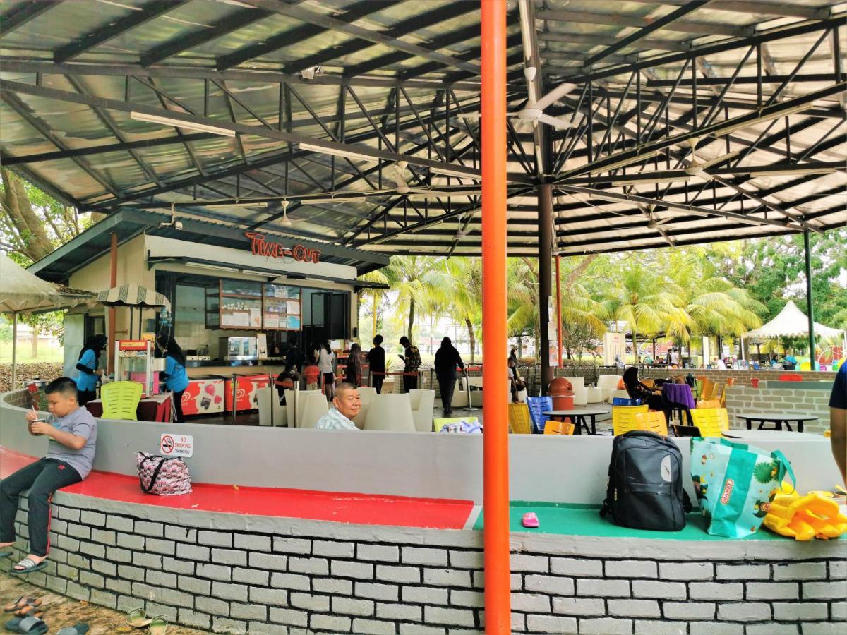 B - Lagoon Water Themepark Suite Melaka Town Exterior photo
