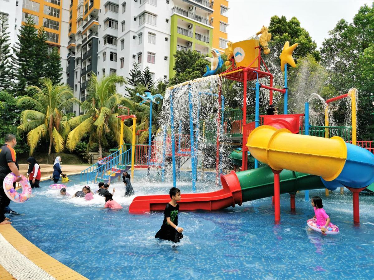 B - Lagoon Water Themepark Suite Melaka Town Exterior photo