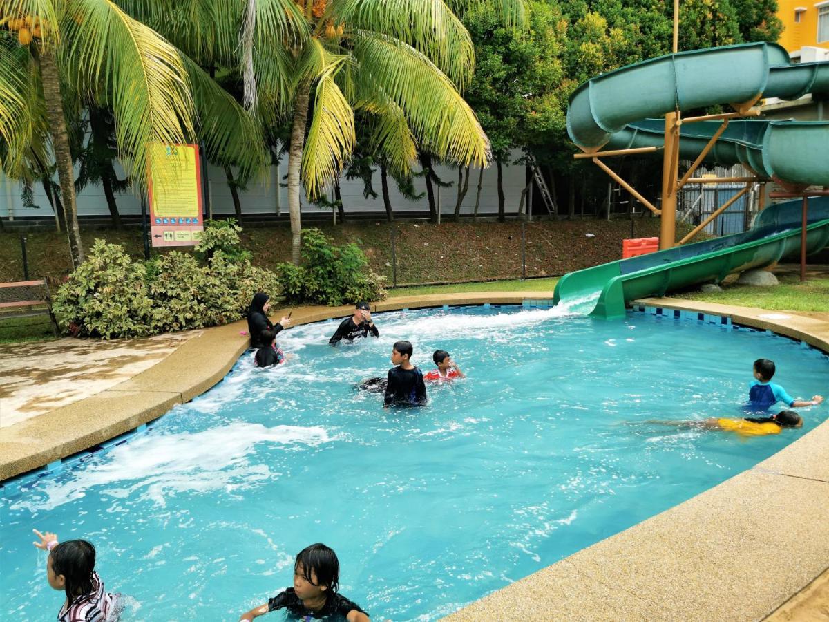 B - Lagoon Water Themepark Suite Melaka Town Exterior photo