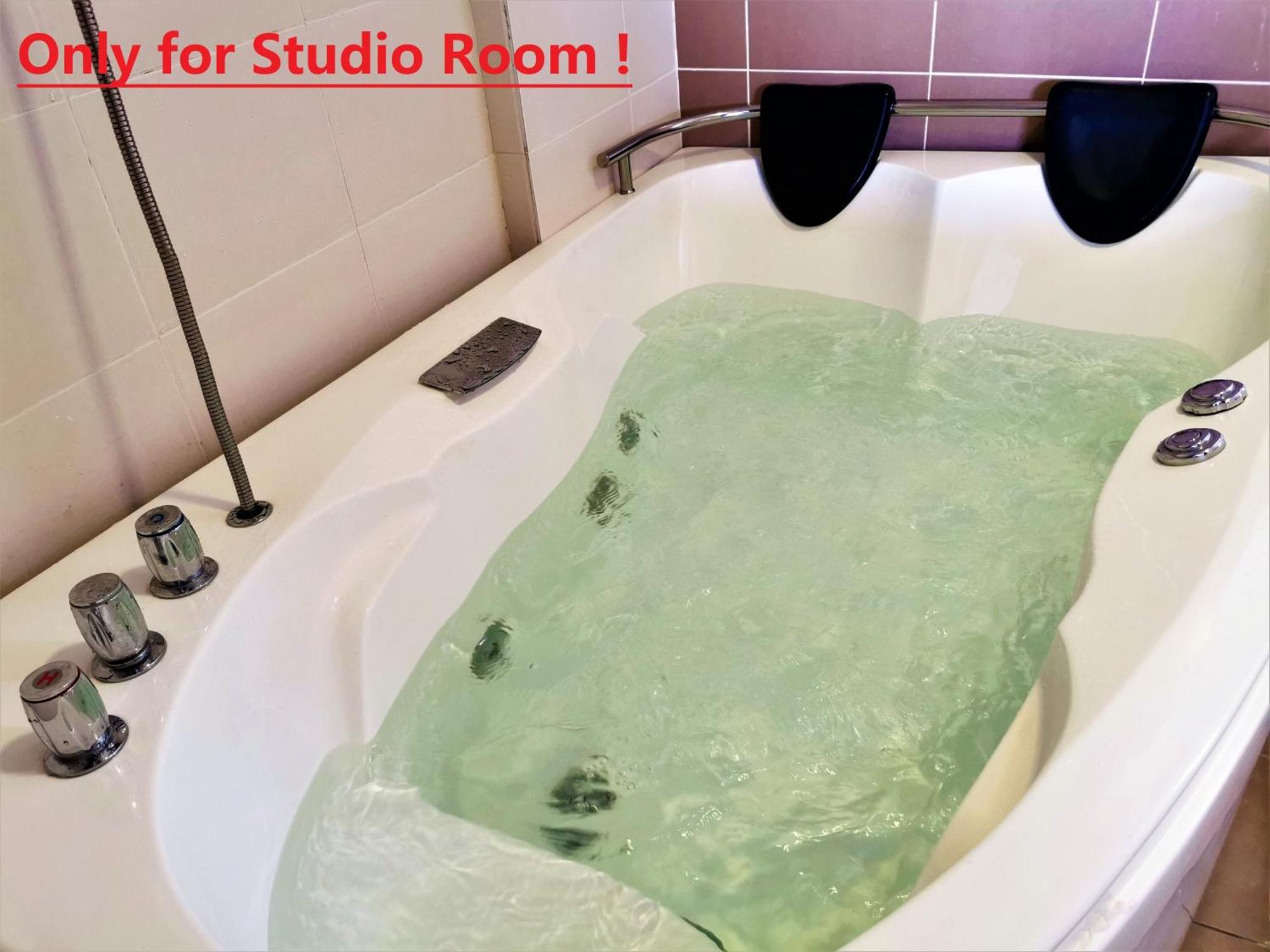 B - Lagoon Water Themepark Suite Melaka Town Exterior photo